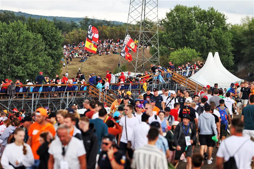 Hungarian F1 fans walking